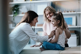 Mutter und Kind mit GHD im Arztgespräch: Die Diagnostik erfordert ein strukturiertes Vorgehen.