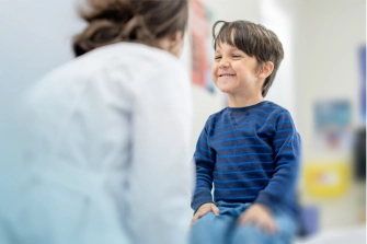 Kleinwüchsiger Junge mit GHD im Gespräch mit der Ärztin – Therapieoptionen mit Somatropin