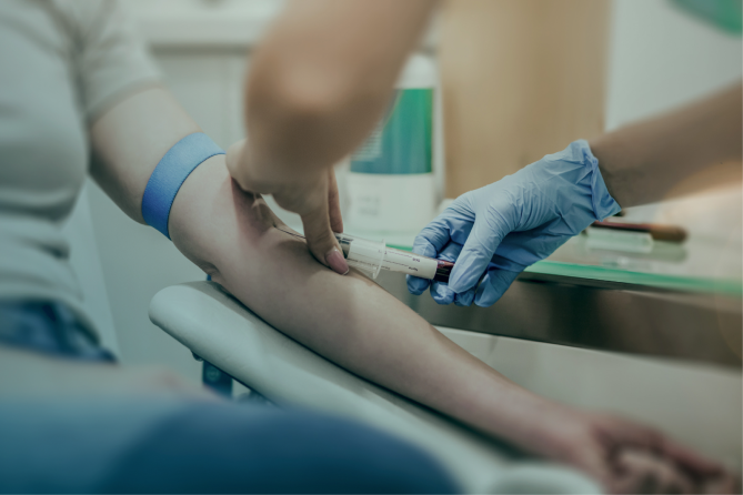 Blutabnahme bei einer Patientin im klinischen Umfeld: diagnostische Untersuchung zur Bestimmung von Calcium- und Parathormonwerten bei Verdacht auf Hypoparathyreoidismus