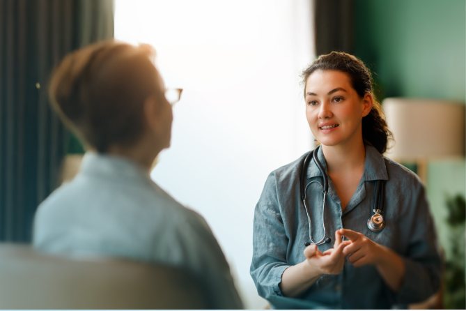 Darstellung eines Arzt‑Patienten‑Gesprächs zur Überwachung der Hypoparathyreoidismus‑Symptome.